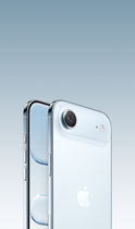 iPhone Air, i fargen himmelblå, vinklet fra baksiden, Fusion-hovedkamerasystem i platå øverst, Kamerakontroll-knapp, fra forsiden, helskjermdesign, Handlingsknapp og volumknapper