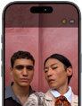 iPhone 17 Pro-skjermen på forsiden viser I fokus-funksjonen for bilder og hvordan du tar en selfie med flere personer, med ansiktene deres markert