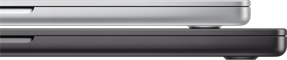 To bærbare Apple-computere, der står oven på hinanden. Den grå bærbare øverst er lidt mindre end den sorte bærbare nederst.