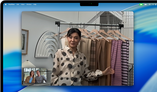 Et videoopkald på en MacBook Pro, hvor en kvinde viser tekstiler til to personer på opkaldet, og Centreringsfunktion holder hende i midten af billedet, når hun går rundt
