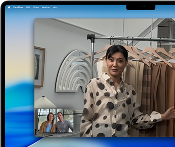 Et videoopkald på en MacBook Pro, hvor en kvinde viser tekstiler til to personer på opkaldet, og Centreringsfunktion holder hende i midten af billedet, når hun går rundt