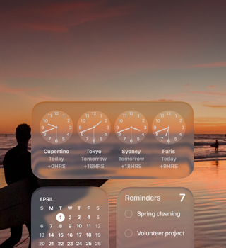 Widgetarna Klocka, Kalender, Påminnelser och Väder i Liquid Glass på en skärm i macOS Tahoe och ett motiv med en surfare som går på en strand vid solnedgång i bakgrunden