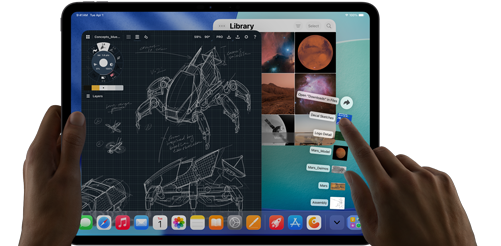 En venstre hånd holder en iPad Pro i fargen stellarsvart, mens en høyre hånd bruker en håndbevegelse for å navigere i flere åpne appvinduer, blant annet en tegneapp med skisser av mekaniske designer og et bildebibliotek med bilder av planeter og verdensrommet. Nedlastinger-mappen vises som et vifteformet overlegg.
