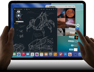 En venstre hånd holder en iPad Pro i fargen stellarsvart, mens en høyre hånd bruker en håndbevegelse for å navigere i flere åpne appvinduer, blant annet en tegneapp med skisser av mekaniske designer og et bildebibliotek med bilder av planeter og verdensrommet. Nedlastinger-mappen vises som et vifteformet overlegg.