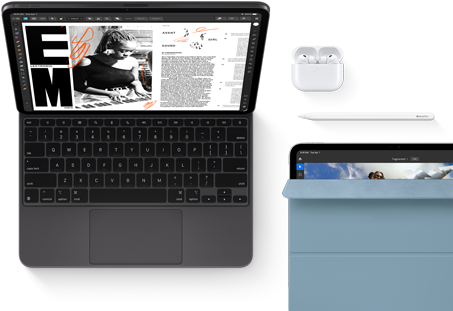 En iPad Pro i fargen stellarsvart vises forfra og er festet til Magic Keyboard. Enheten er åpen, har avrundede hjørner og svart kant rundt skjermen, som viser en app for redigering av artikler med tekst og et bilde av en kvinne som spiller musikk. Airpods 4 i åpent etui. Blått Smart Folio-deksel på iPad Pro med Apple Pencil Pro liggende oppå enheten. Dekselet er delvis åpent slik at skjermen vises.