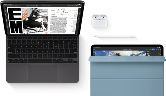 En iPad Pro i fargen stellarsvart vises forfra og er festet til Magic Keyboard. Enheten er åpen, har avrundede hjørner og svart kant rundt skjermen, som viser en app for redigering av artikler med tekst og et bilde av en kvinne som spiller musikk. Airpods 4 i åpent etui. Blått Smart Folio-deksel på iPad Pro med Apple Pencil Pro liggende oppå enheten. Dekselet er delvis åpent slik at skjermen vises.
