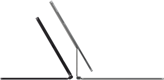 To iPad Pro-enheter er festet til Magic Keyboard. Den ene er i fargen stellarsvart og vises fra siden for å fremheve den tynne profilen, høyttalerne og USB-C-porten på siden. Tastaturdekselet er halvåpent. Den andre enheten er i fargen sølv, med åpent tastaturdeksel skrådd bakover for å vise den selvbærende designen, høyttalerne og mikrofonen.