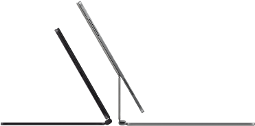 To iPad Pro-enheter er festet til Magic Keyboard. Den ene er i fargen stellarsvart og vises fra siden for å fremheve den tynne profilen, høyttalerne og USB-C-porten på siden. Tastaturdekselet er halvåpent. Den andre enheten er i fargen sølv, med åpent tastaturdeksel skrådd bakover for å vise den selvbærende designen, høyttalerne og mikrofonen.