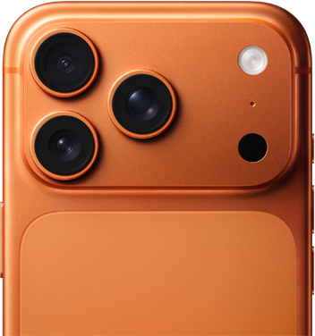 Et billede, der viser den øverste halvdel af bagsiden på en iPhone 17 Pro i farven kosmisk orange med fokus på de tre kameraer og blitzen