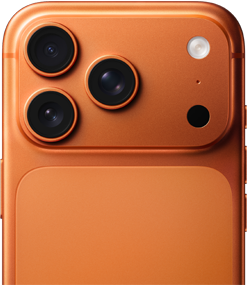 Et billede, der viser den øverste halvdel af bagsiden på en iPhone 17 Pro i farven kosmisk orange med fokus på de tre kameraer og blitzen