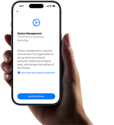 Oikeassa kädessä pidellään iPhonea, jonka näytöllä näkyvällä tekstillä selitetään, mitä on laitehallinta, ja tarjotaan rekisteröitymisvaihtoehtoa