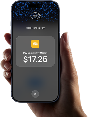 Oikeassa kädessä pidellään iPhonea, jonka näytöllä näkyy maksettava summa ja ohjeet lähimaksulla maksamisesta, kun käyttäjä on valmis