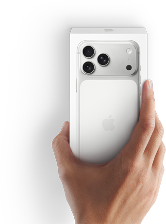 Kuva oikeasta kädestä pitelemässä uusimman iPhone 17:n pakkauslaatikkoa, jonka sisällä on puhelin