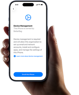 En högerhand som håller i en iPhone. På skärmen visas text som förklarar vad enhetshantering är samt alternativet att registrera enheten