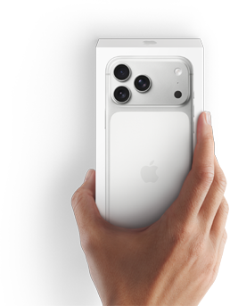 Bild på en högerhand som håller i lådan till den senaste iPhone 17 med telefonen inuti