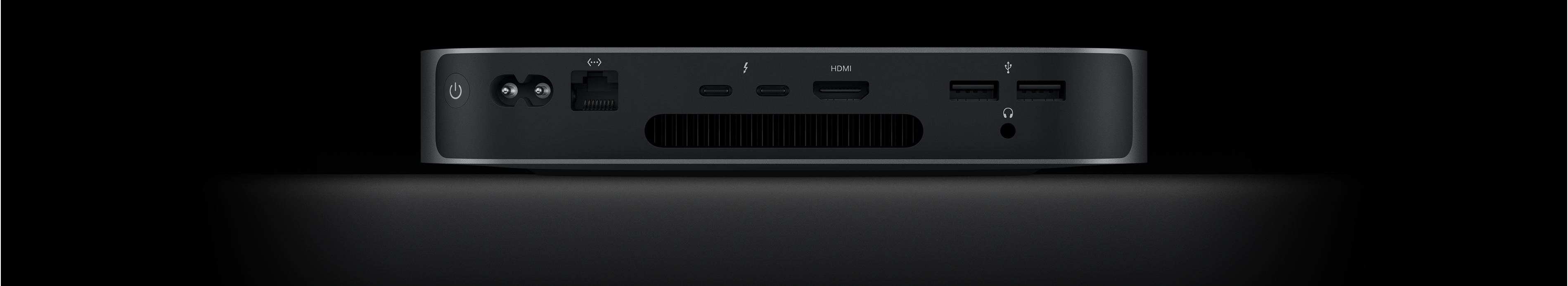 Mac mini sedd bakifrån, med två Thunderbolt 4-portar, HDMI-port, två usb-a-portar, hörlursuttag, Gigabit Ethernet-port, strömkontakt och strömknapp.
