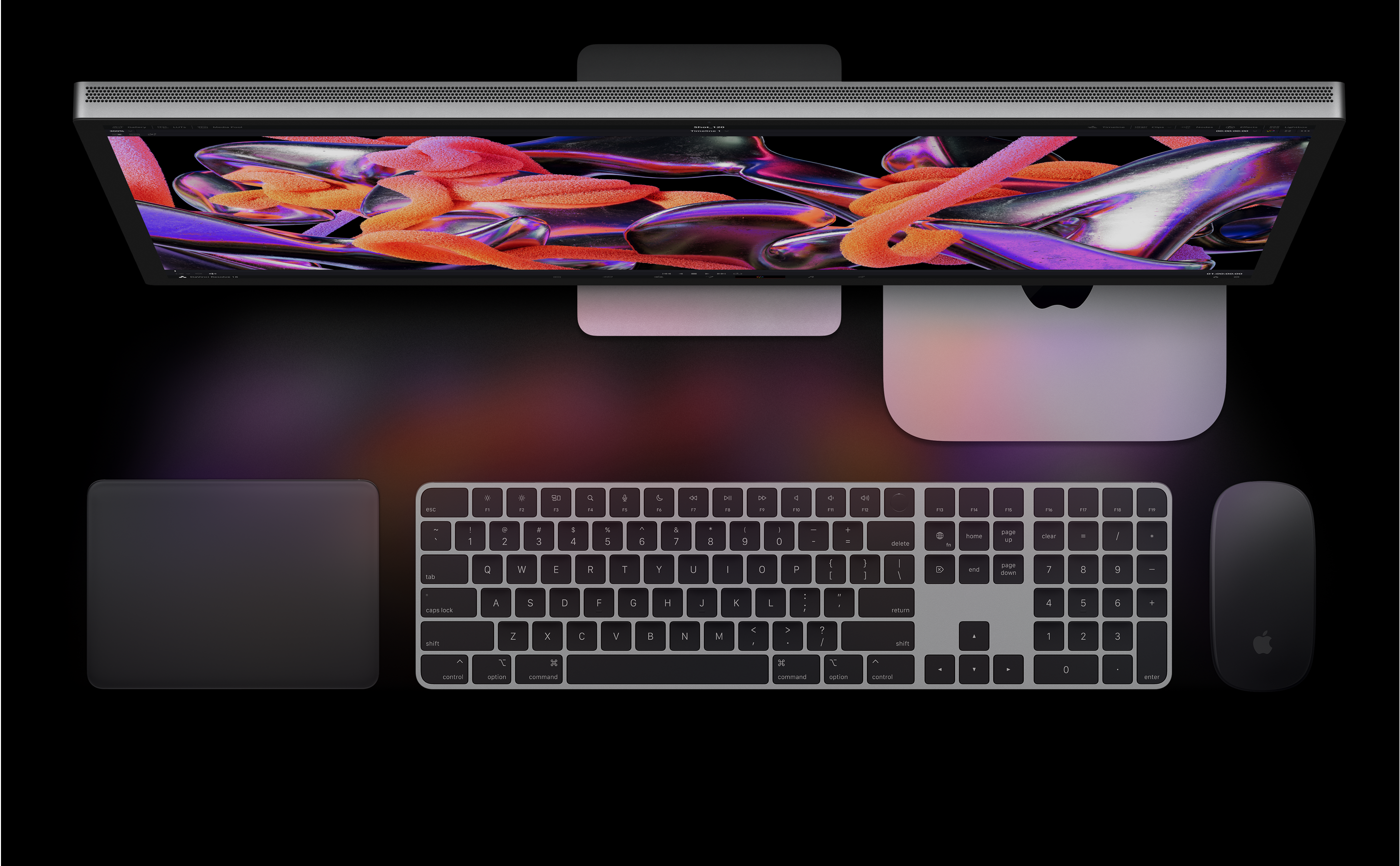 Studio Display, Mac mini, Magic Trackpad, Magic Keyboard og Magic Mouse set ovenfra.