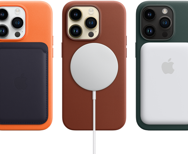 MagSafe-deksler til iPhone 14 Pro i oransje, umbra og skogs­grønn, med MagSafe-tilbehør: lommebok, lader og batteri­pakke.