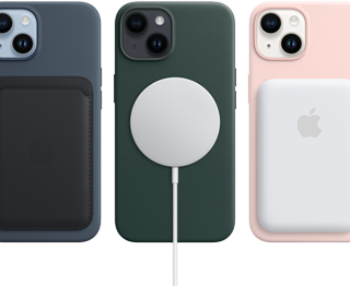 MagSafe-skal till iPhone 14 i färgerna midnatt, skogsgrönt och kritrosa samt MagSafe-tillbehör, plånbok, laddare och ett externt batteri.