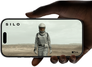 iPhone 17 Pro ‑mallia pitelee käsi, hopea, vaakatasossa, täysnäytön videon toistolla esitellään akunkestoa