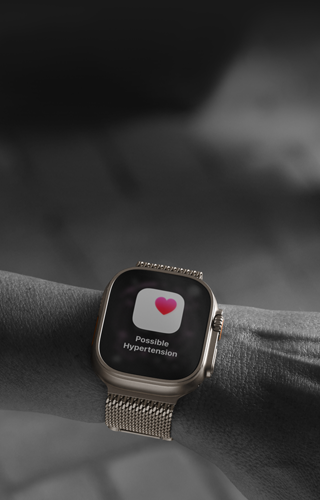 Henkilön ranteessa Apple Watch Ultra 3, mahdollinen kohonneen verenpaineen ilmoitus näytöllä