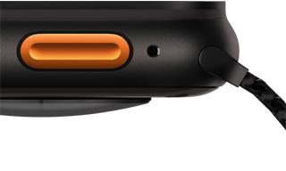 Apple Watch Ultra 3 med urkasse av svart titan med en utbuet sensor på baksiden. På venstre side av urkassen vises handlingsknappen og sirenen.