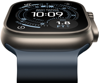 En skrått forovervendt Apple Watch Ultra 3 med urkasse av naturlig titan og Ocean Band i ankerblå viser Orientering-urskiven med et kompass på skjermen.