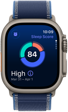 Apple Watch Ultra 3 med urkasse av naturlig titan og Trail Loop i blå viser Søvnscore-funksjonen på skjermen, med et sirkeldiagram med søvnscore i midten.