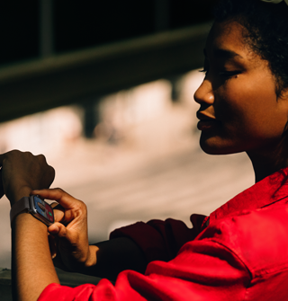 En person leser en samtale i iMessage på Apple Watch Series 11