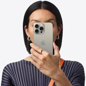 En person som håller upp en iPhone 15 Pro Max framför ansiktet