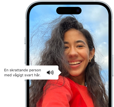 Funktionen VoiceOver på iPhone 15 med information om bilden på skärmen, En skrattande person med vågigt svart hår