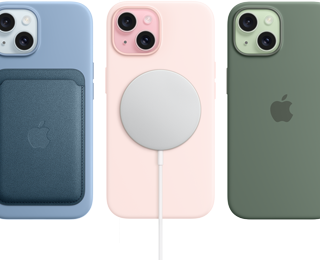 iPhone 15 med silikonskal med MagSafe, MagSafe-plånbok i FineWoven, MagSafe-laddare, MagSafe-batteri.