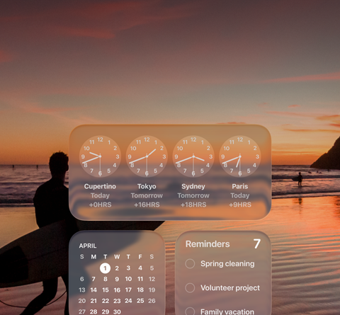Liquid Glass-widgeter for Klokke, Kalender, Påminnelser og Været på en macOS Tahoe-skjerm over et bilde av en surfer som går på en strand i solnedgang