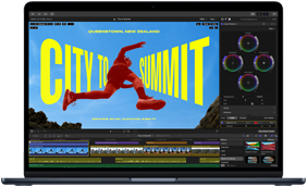 Deler av skjermen på MacBook Air viser videoredigering som et eksempel på mulighetene brukeren får med M5-chipen.