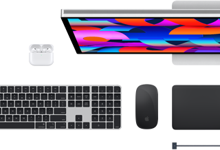 Mac-tilbehør: AirPods, Studio Display, Magic Keyboard, Magic Mouse, Magic Trackpad og MagSafe-ladekabel.