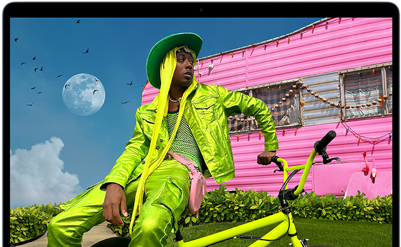 En MacBook Air med Liquid Retina-skjerm vises