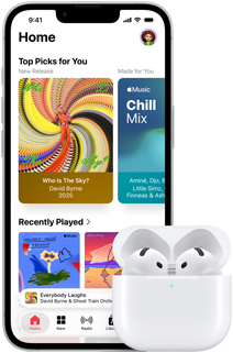 iPhone 17e vist forfra med Apple Music-appen på hjemmeskærmen åben, ved siden af AirPods 4 i åbent MagSafe-opladningsetui