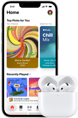 iPhone 17e vist forfra med Apple Music-appen på hjemmeskærmen åben, ved siden af AirPods 4 i åbent MagSafe-opladningsetui