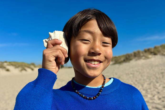 Foto taget med 48 MP Fusion-kamera, hvor funktionen til endnu bedre portrætter er i brug med fokus på en persons ansigt