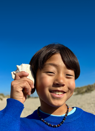 Foto taget med 48 MP Fusion-kamera, hvor funktionen til endnu bedre portrætter er i brug med fokus på en persons ansigt