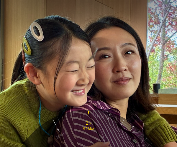 2 x tele-funktionen i brug, hvor der zoomes ind på et bjerg med træer og vegetation