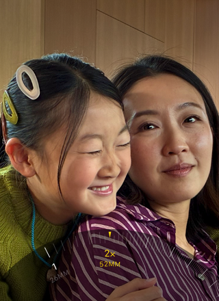 2 x tele-funktionen i brug, hvor der zoomes ind på et bjerg med træer og vegetation