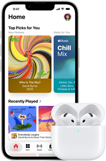 iPhone 17e, etupuoli, Musiikki-appi ja Koti-valikko avoinna, vieressä AirPods 4 avoimessa MagSafe-latauskotelossa