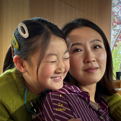 Funktionen 2× tele används för att zooma in ett berg som är täckt av träd och växtlighet