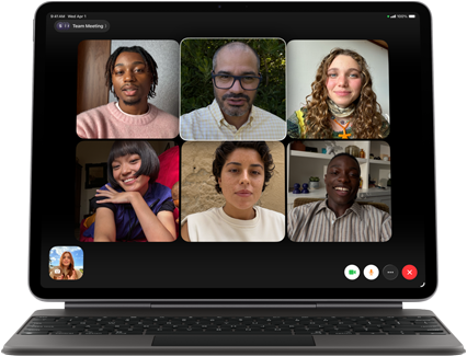 iPad Air sat på Magic Keyboard i sort med et FaceTime-gruppeopkald på skærmen