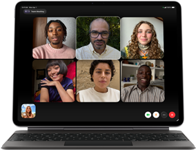 iPad Air sat på Magic Keyboard i sort med et FaceTime-gruppeopkald på skærmen