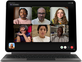 iPad Air, liitettynä Magic Keyboardiin, värinä musta, näytöllä FaceTime-ryhmäpuhelu