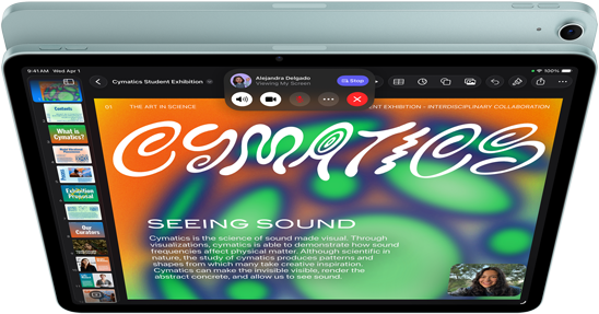 En iPad Air i fargen blå vises ovenfra. På skjermen vises Keynote-appen i en videosamtale i FaceTime ved hjelp av en skjermdelingsfunksjon. På baksiden av enheten vises et 12 MP vidvinkelkamera, og på siden vises volumknappene. 