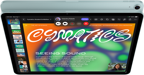 En iPad Air i fargen blå vises ovenfra. På skjermen vises Keynote-appen i en videosamtale i FaceTime ved hjelp av en skjermdelingsfunksjon. På baksiden av enheten vises et 12 MP vidvinkelkamera, og på siden vises volumknappene. 