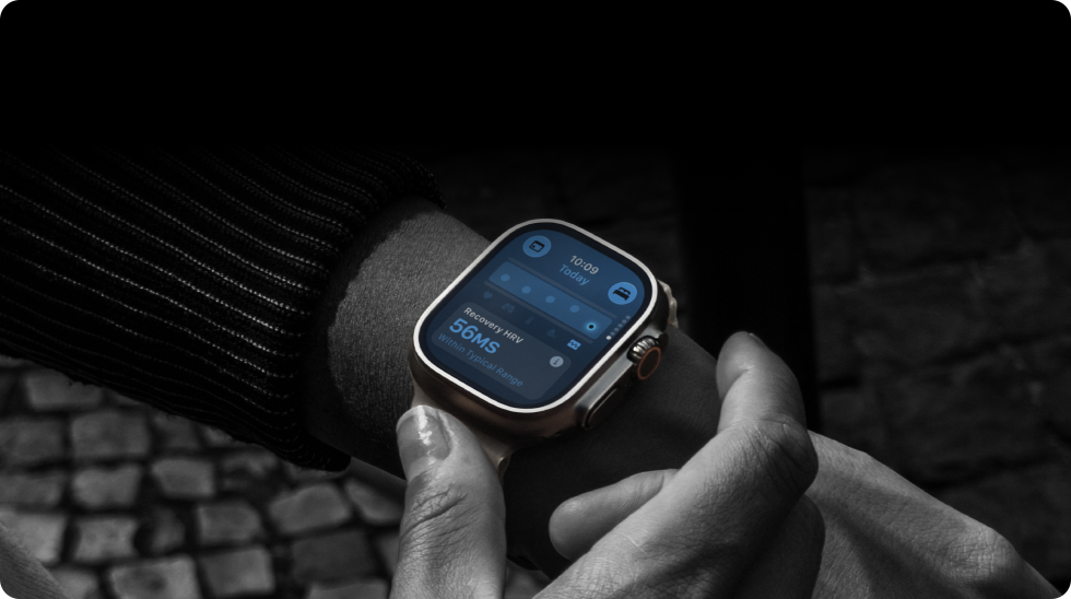 Person med Apple Watch Ultra 4 på håndleddet, dagens vitalparametre er 
